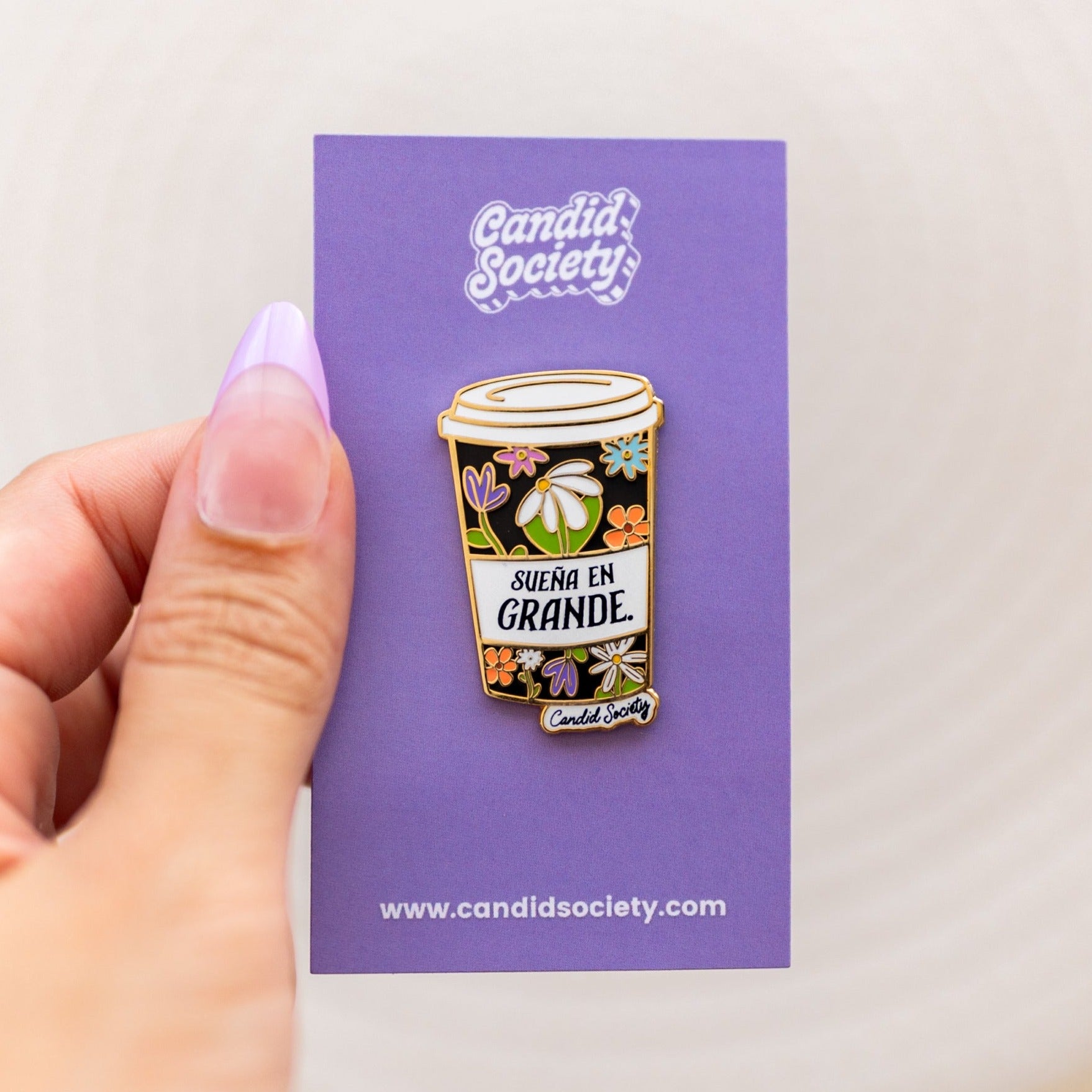 Sueña en Grande (travel mug) - Premium Enamel Pin