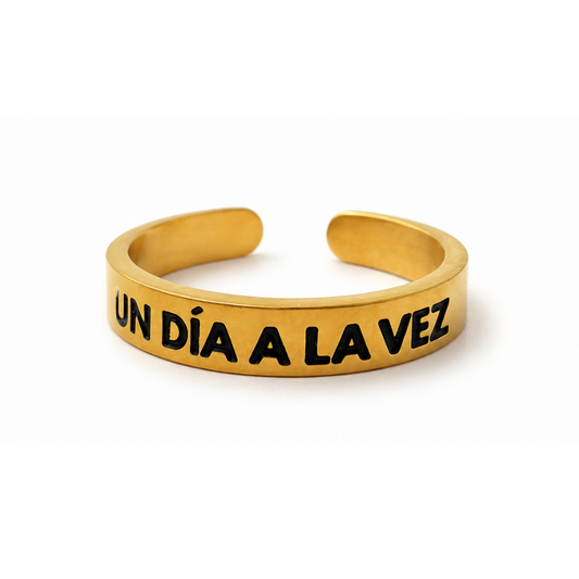 anillo dorado minimalista con frase motivacional
