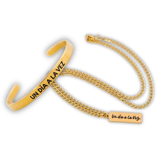 Bundle “Dúo Dorado” – Collar + Pulsera Un Día a la Vez (x3)