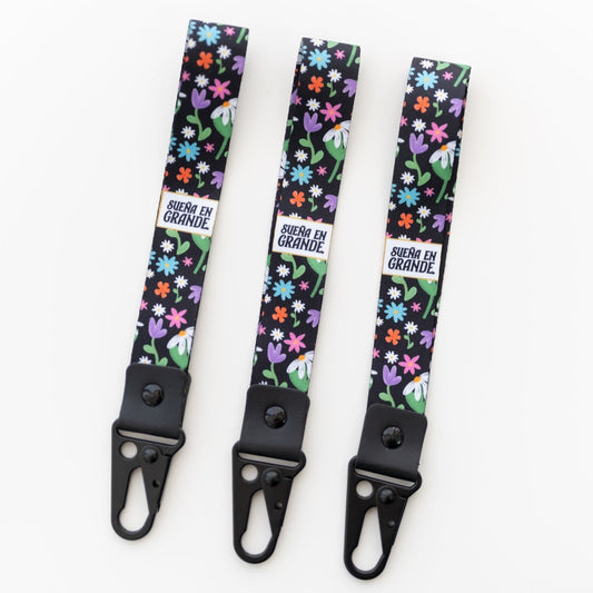 Sueña en Grande Black Floral - Wrist Keychain