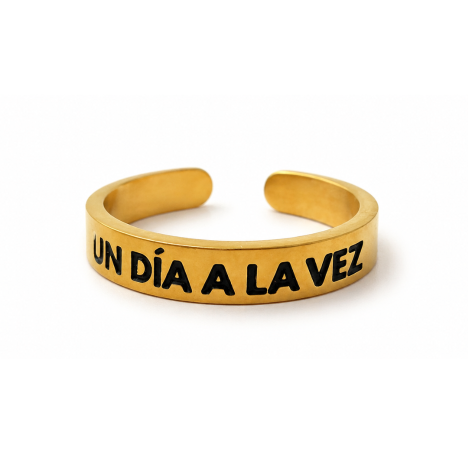 anillo dorado minimalista con frase motivacional